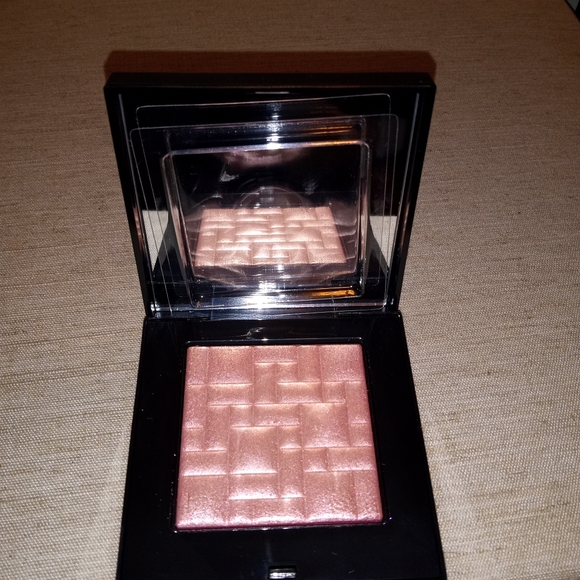 Bobbi Brown Highlighting Powder in Opal Glow (limited edition shade) Full Size - Picture 5 of 5